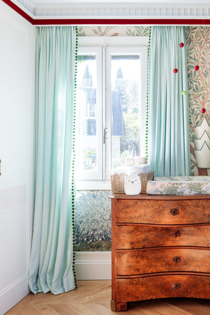 Cortina Musgo en azul claro con Aplique Luciérnaga, en dormitorio infantil – Pils Kids