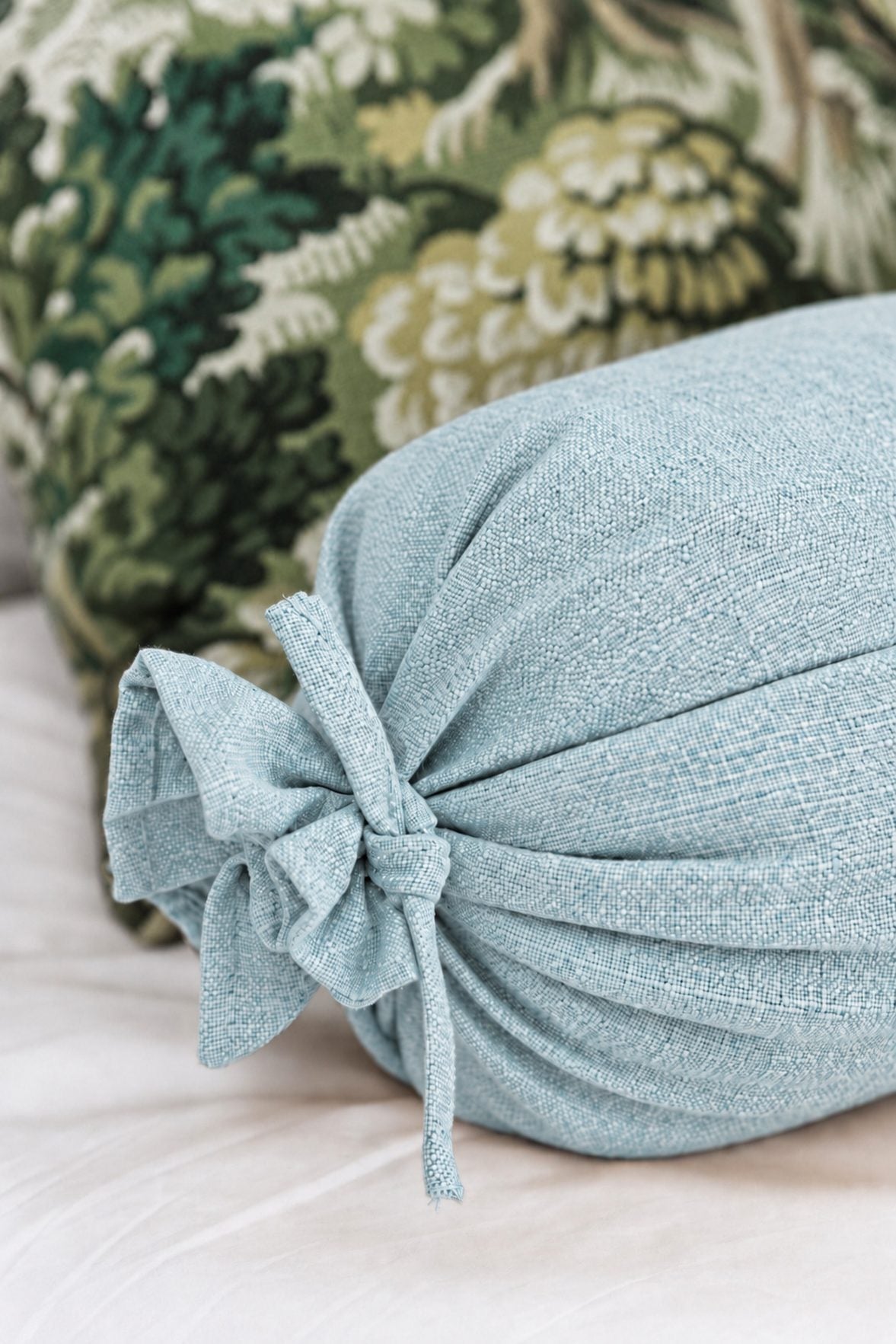 Rulo Musgo en azul claro con Cojín Bosque Encantado, detalle – Pils Kids