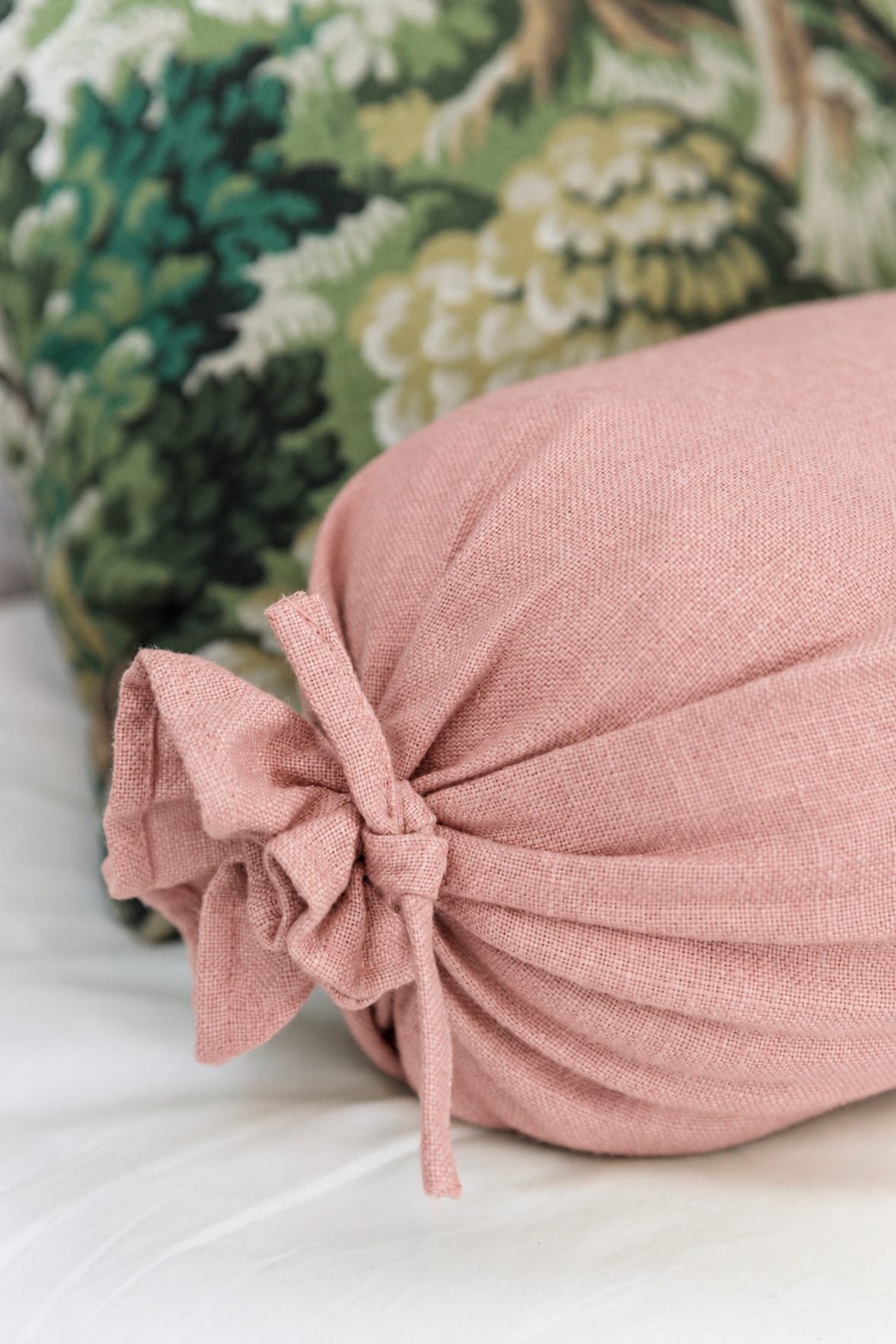 Rulo Musgo en rosa con Cojín Bosque Encantado, detalle – Pils Kids