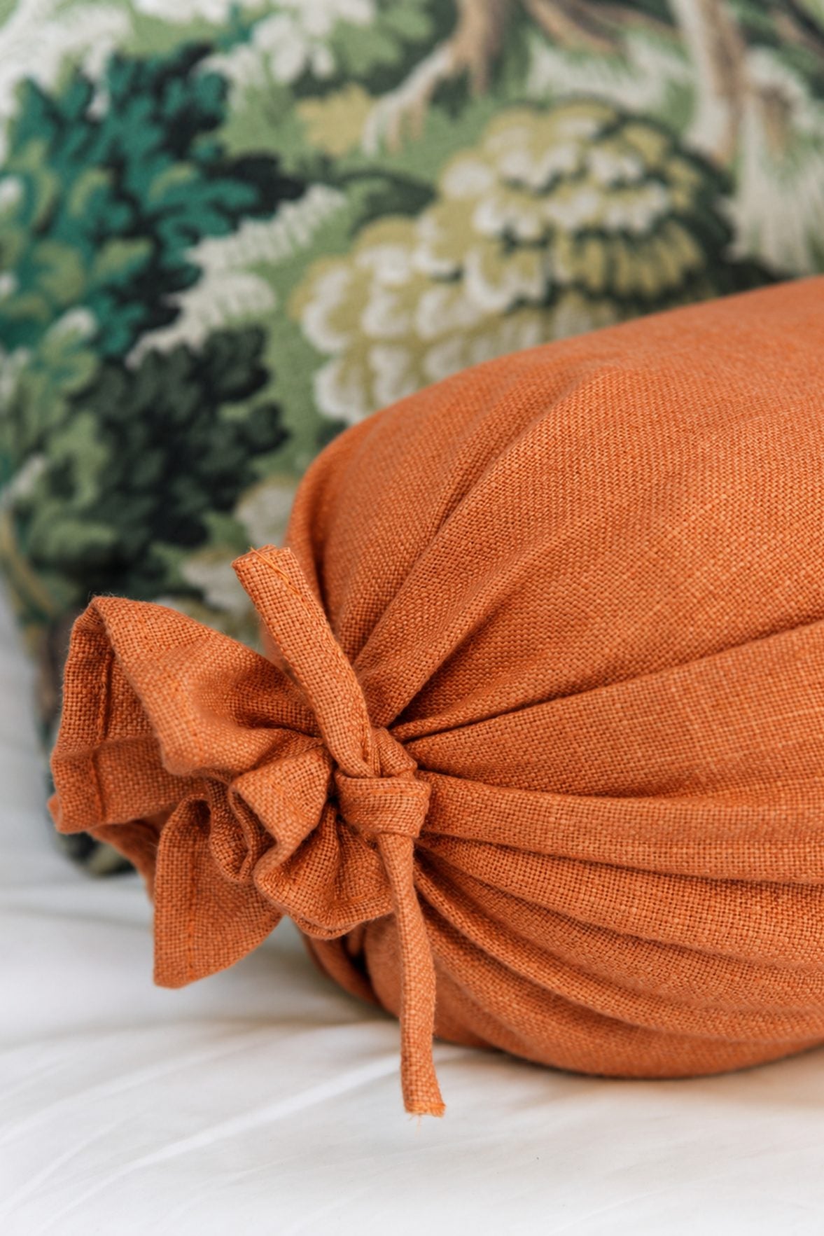 Rulo Musgo en naranja con Cojín Bosque Encantado, detalle – Pils Kids