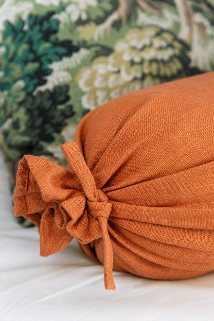 Rulo Musgo en naranja con Cojín Bosque Encantado, detalle – Pils Kids