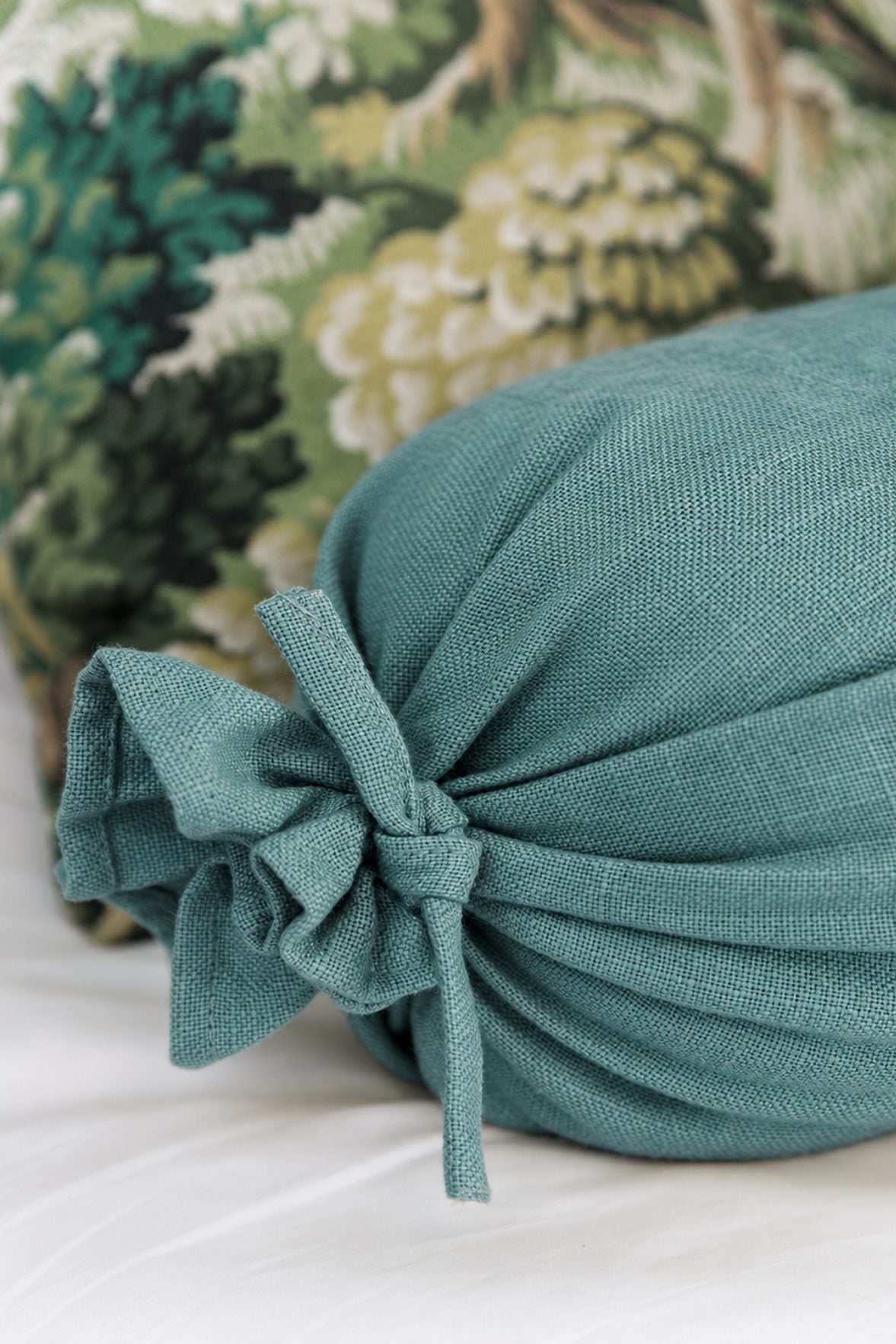 Rulo Musgo en verde con Cojín Bosque Encantado, detalle – Pils Kids