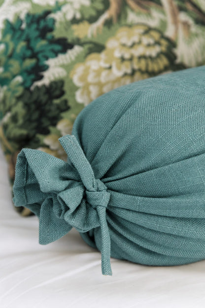 Rulo Musgo en verde con Cojín Bosque Encantado, detalle – Pils Kids